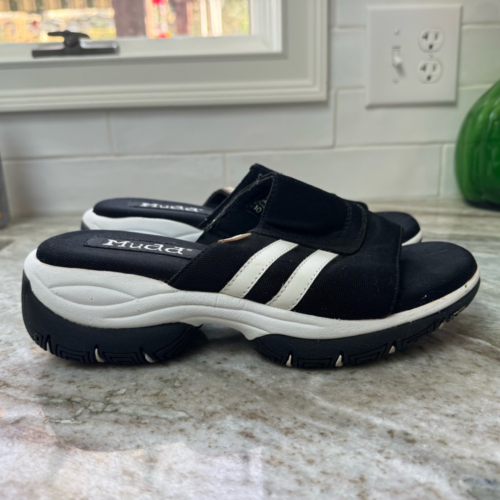 Gently used Mudd Sz 10(I usually wear Sz 9) sporty platform black/white sandals